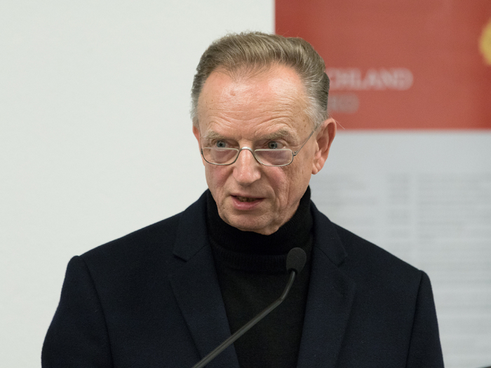 Dr. Herbert Wagner, chairman of „Erkenntnis durch Erinnerung e. V.“, welcomes the guests. © Peter Fischer